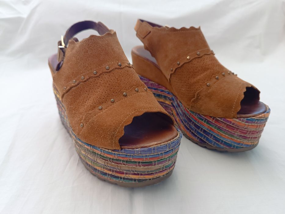 Sandálias compensadas