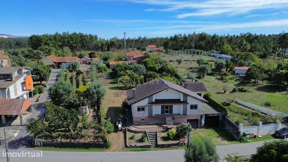 Espetacular Moradia T-4 com Jardim em Localização Privilegiada