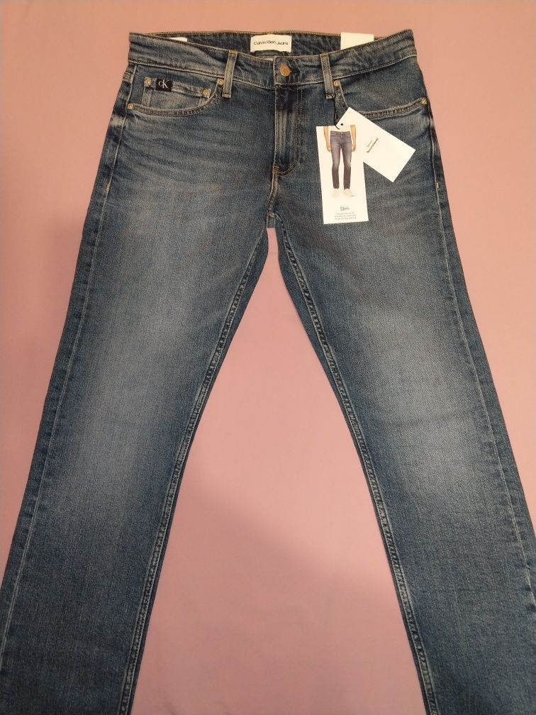Spodnie męskie marki Calvin Klein Jeans.