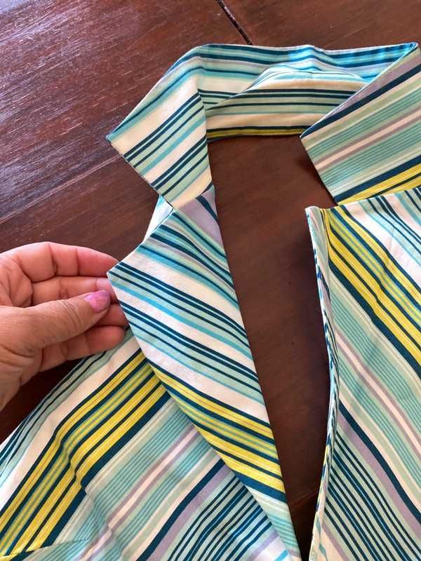 Vestido de manga cava e costas a mostra