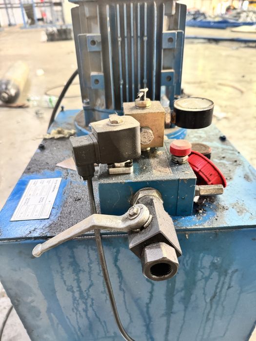 Pompa hydrauliczna z pojemnikiem na olej