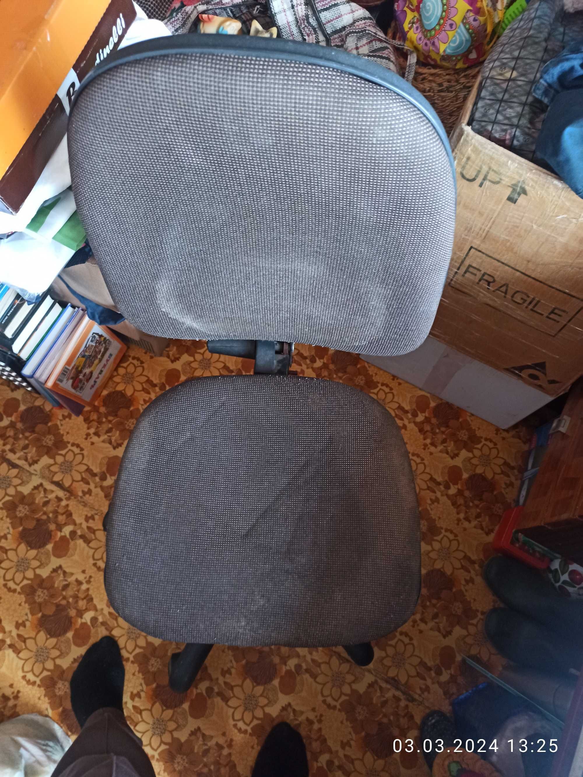 компьютерное кресло, крестовину в сборе, спинку стула и крестовину