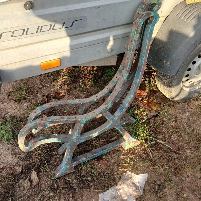 Żeliwne nogi na ławki PRL