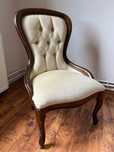 Stary fotel w stylu Glamour Anglia
