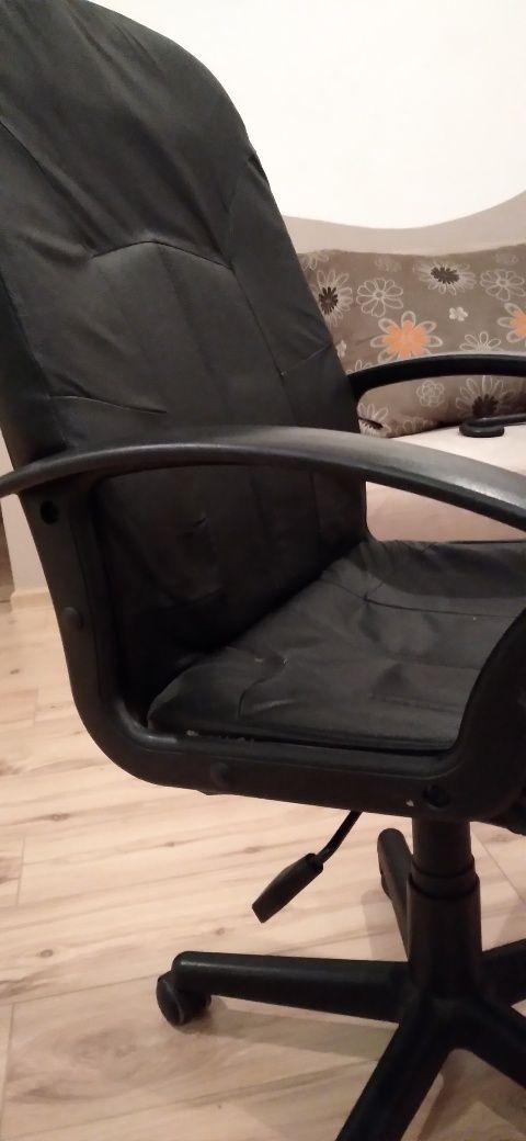 Fotel  krzeslo obrotowy ze eco skóry.
