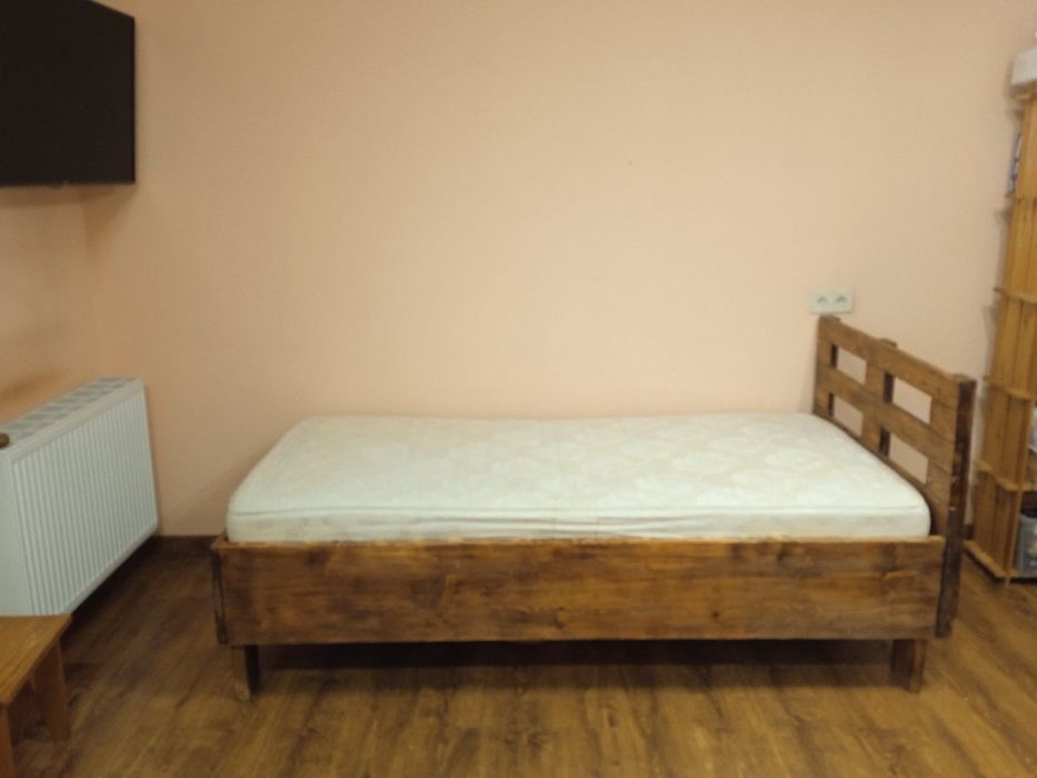 Дерев’яне ліжко з тумбою