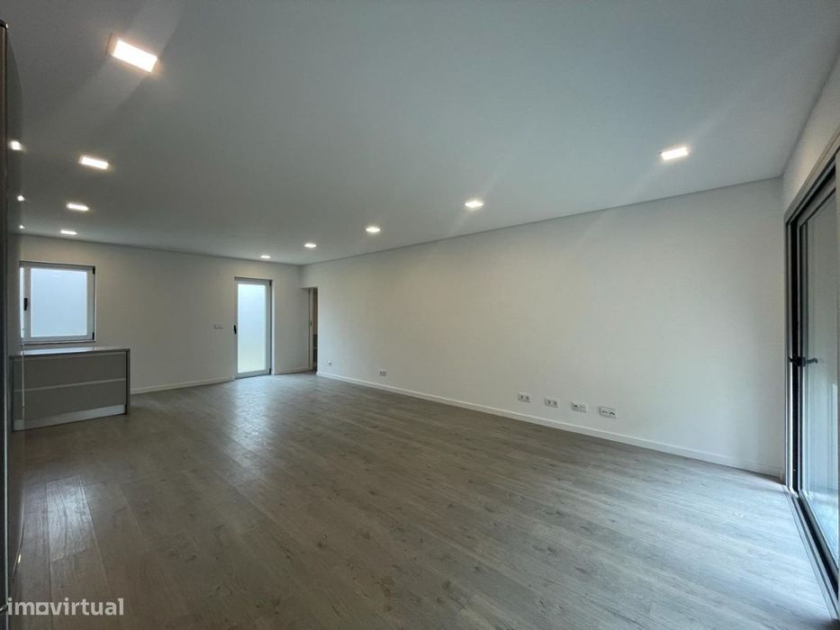 Moradia térrea de construção nova em Mem Martins