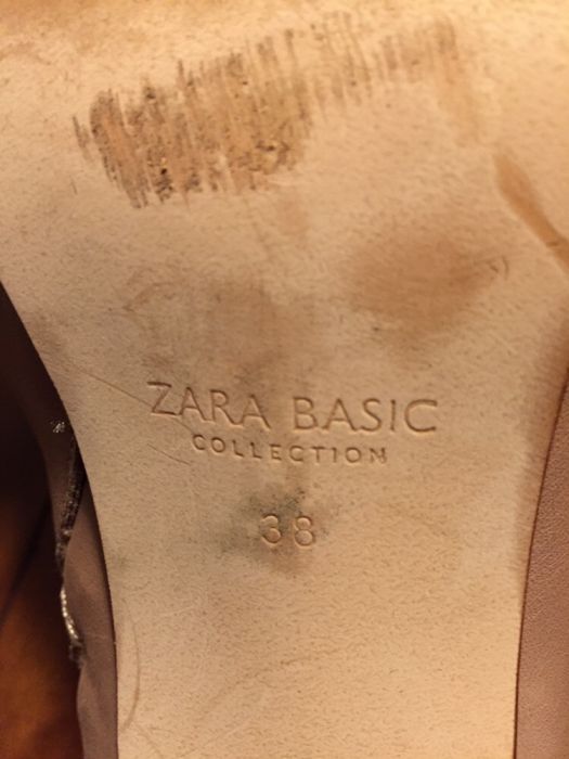 Botins em pele beije, marca Zara