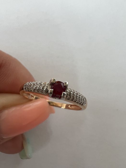 Золотое кольцо с бриллиантами и рубином р.17,5 красное золото 585 пр