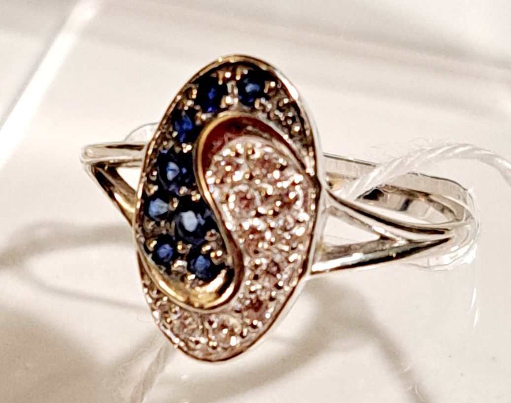 Золотое кольцо с бриллиантами и сапфирами.