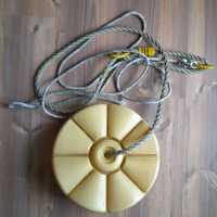Żółta huśtawka na sznurku używana