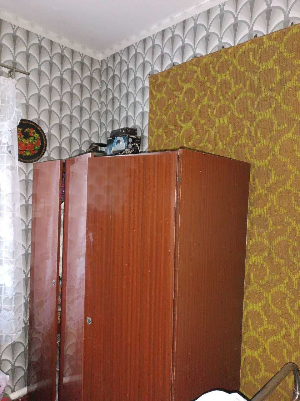 Два будинки у дворі, торг.