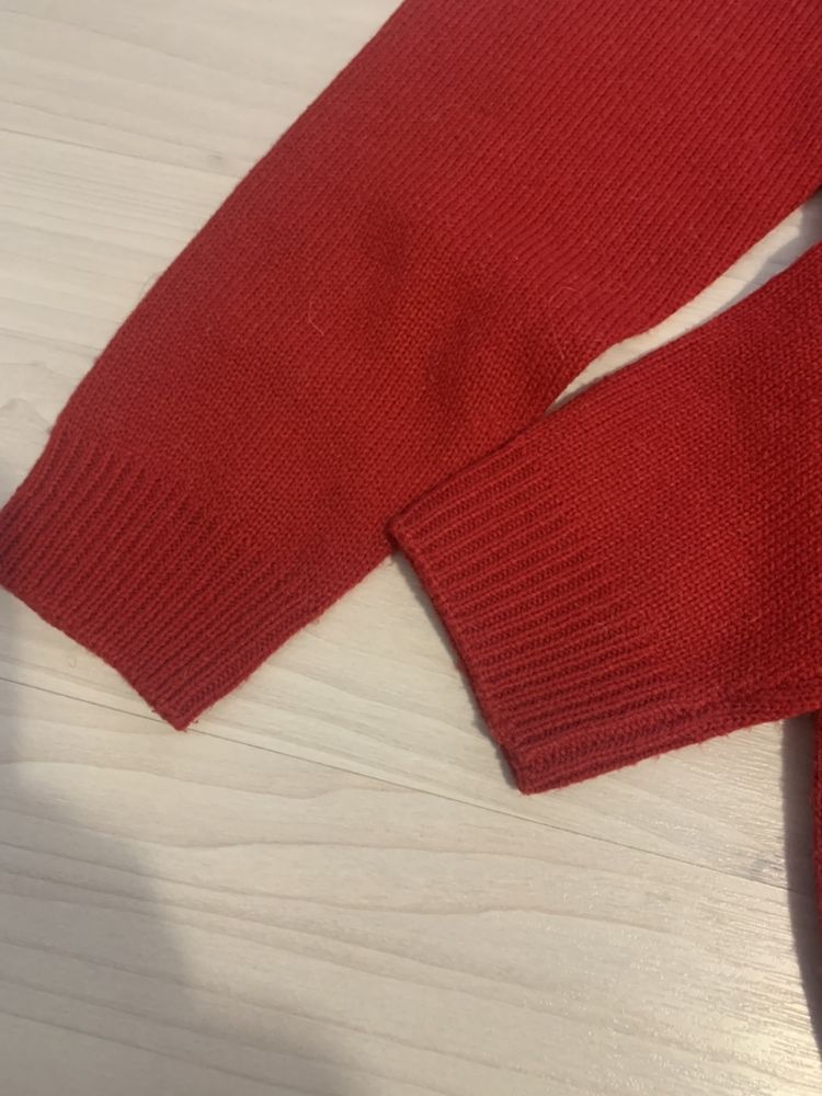 Продам новогодний свитер красный, можно для мужчины и для женщины