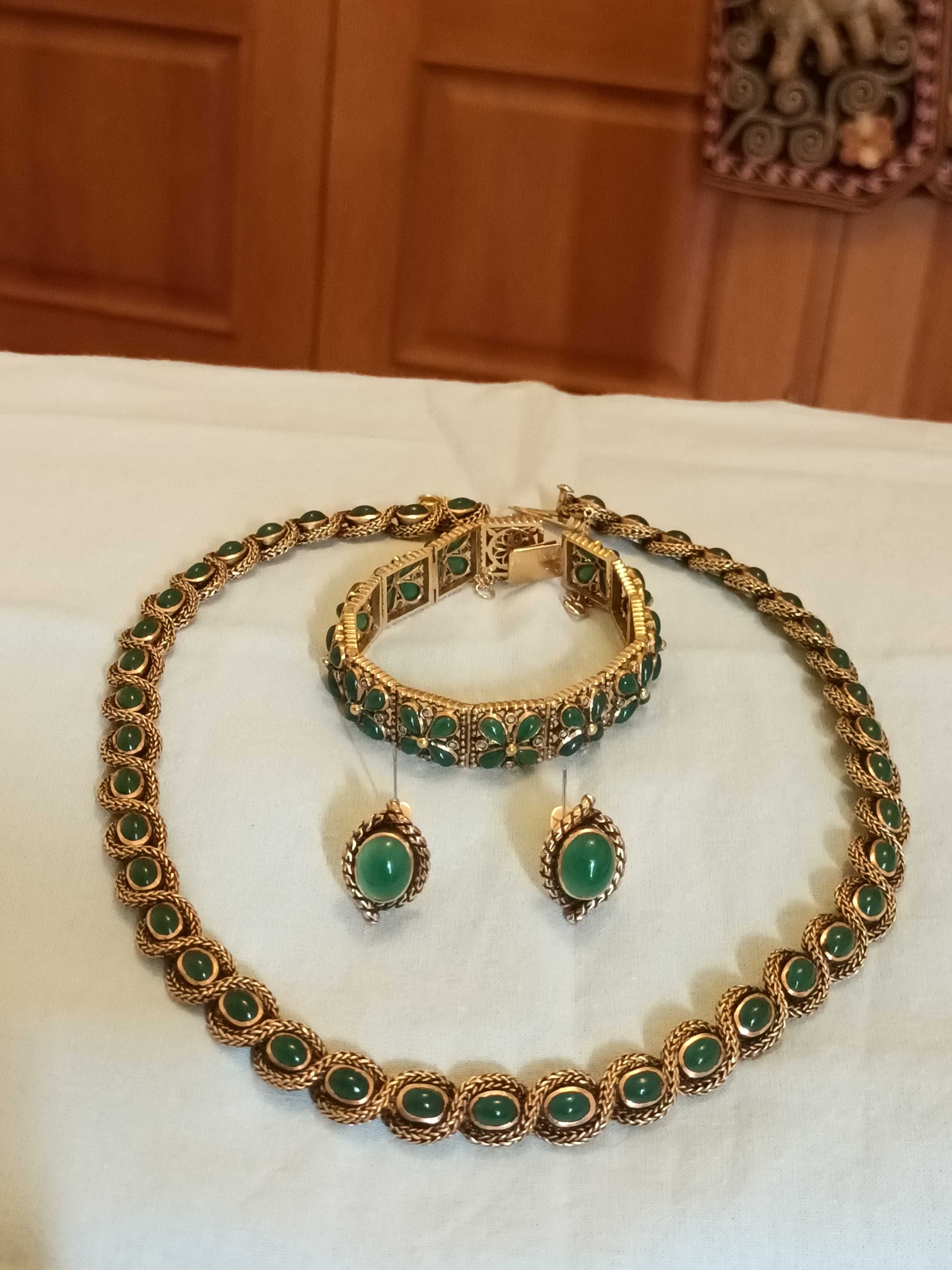 Conjunto de colar, pulseira e par de brincos em ouro e pedras verdes