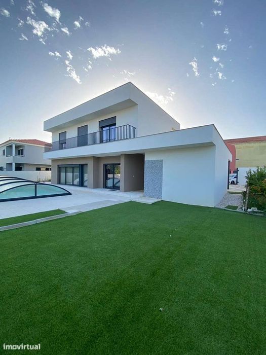 Moradia T5 com Piscina em São Domingos de Rana