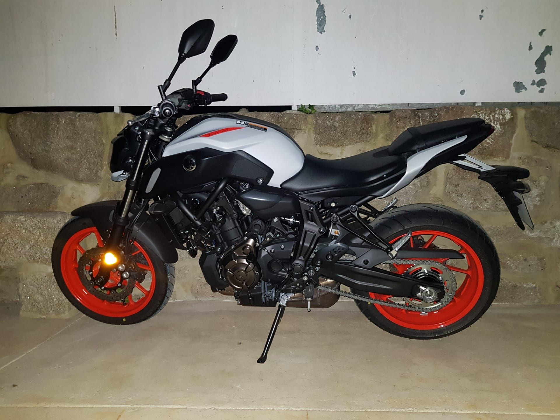 Yamaha mt 07 troco por carrinha 3 lugares caixa pequena ou venda