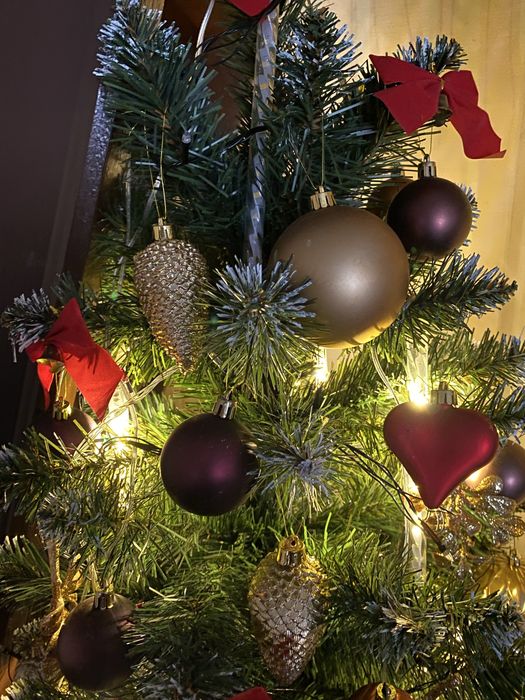 Продам елку европейскую искусственную разборную с игрушками гирляндами