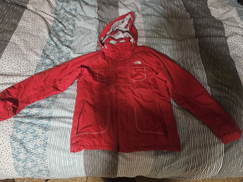 Продам зимнюю спортивную куртку THE NORTH FACE