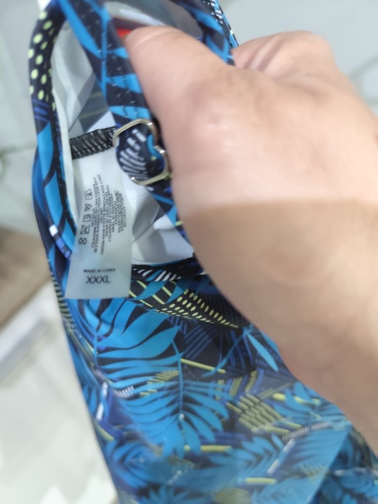 Nowa góra od stroju w rozmiarze XXL.
