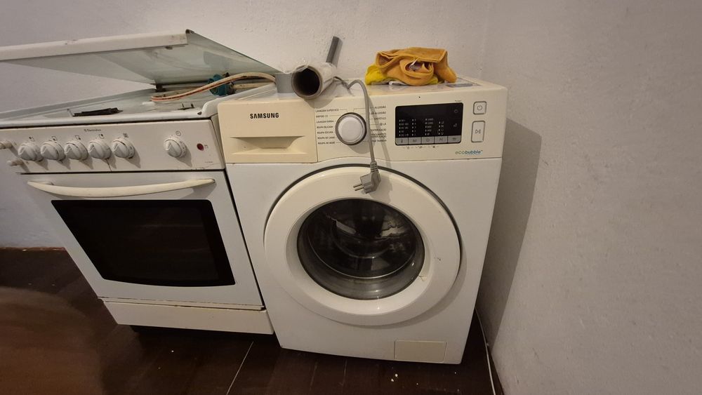 Máquina  De Lavar + Fogão = Otimo estado .