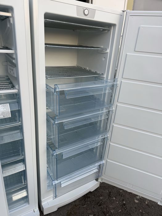 Морозильна камера Elektrolx EUC26255W