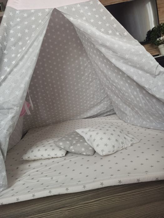 Namiot tipi, poduszki, materac, pokój dziecka.