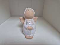 Aniołek trzymający serce figurka ceramiczna anioł ceramiczny