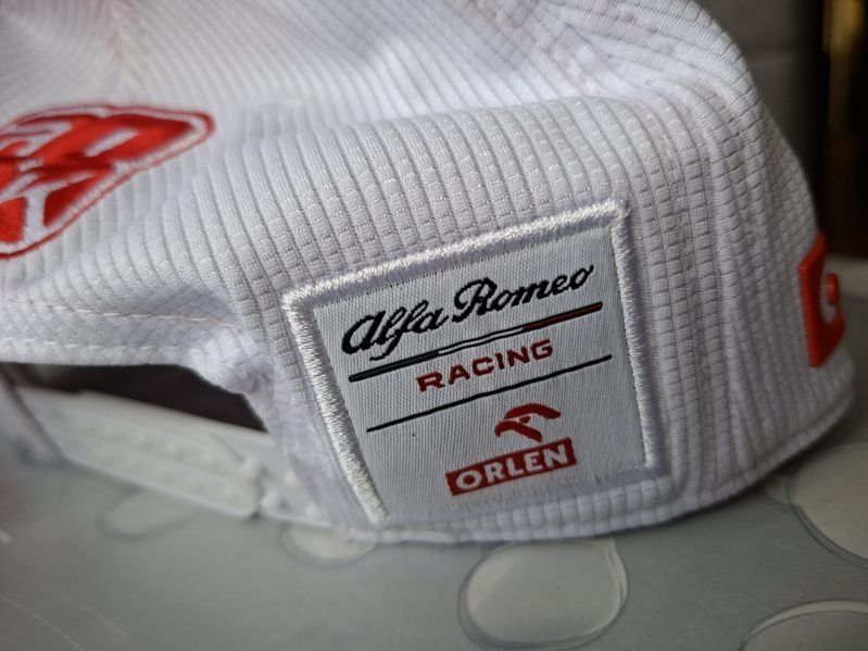 Czapka z autografem Roberta Kubicy