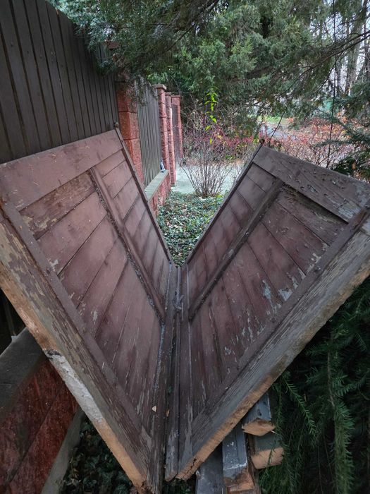 Drewniana brama garażowa