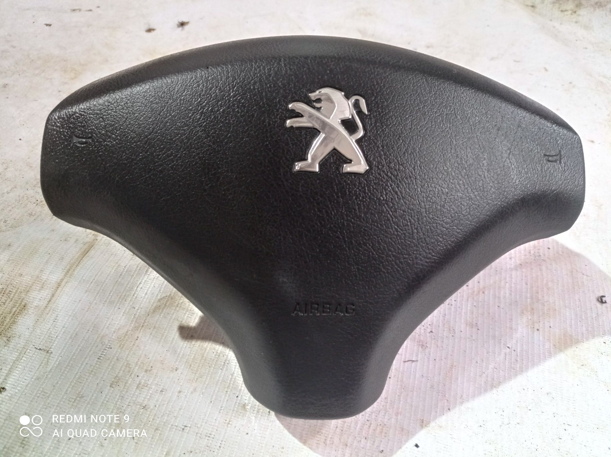 Подушка безопасности водителя 96758003ZD для Peugeot 308

2012