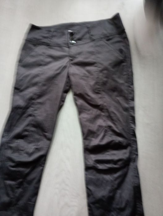 Piękne spodnie damskie ze śliskiego materiału stalowe