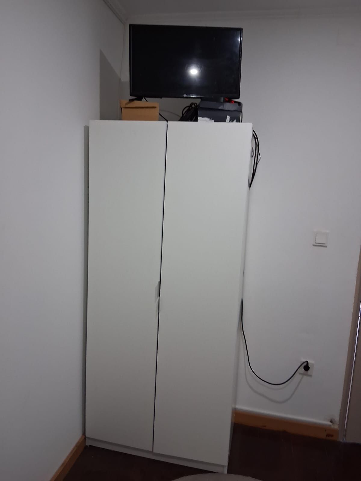 Alugo quarto em moradia