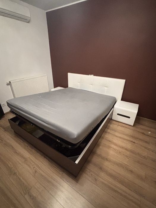 Łóżko  z szafkami nocnymi, szafa oraz komodą