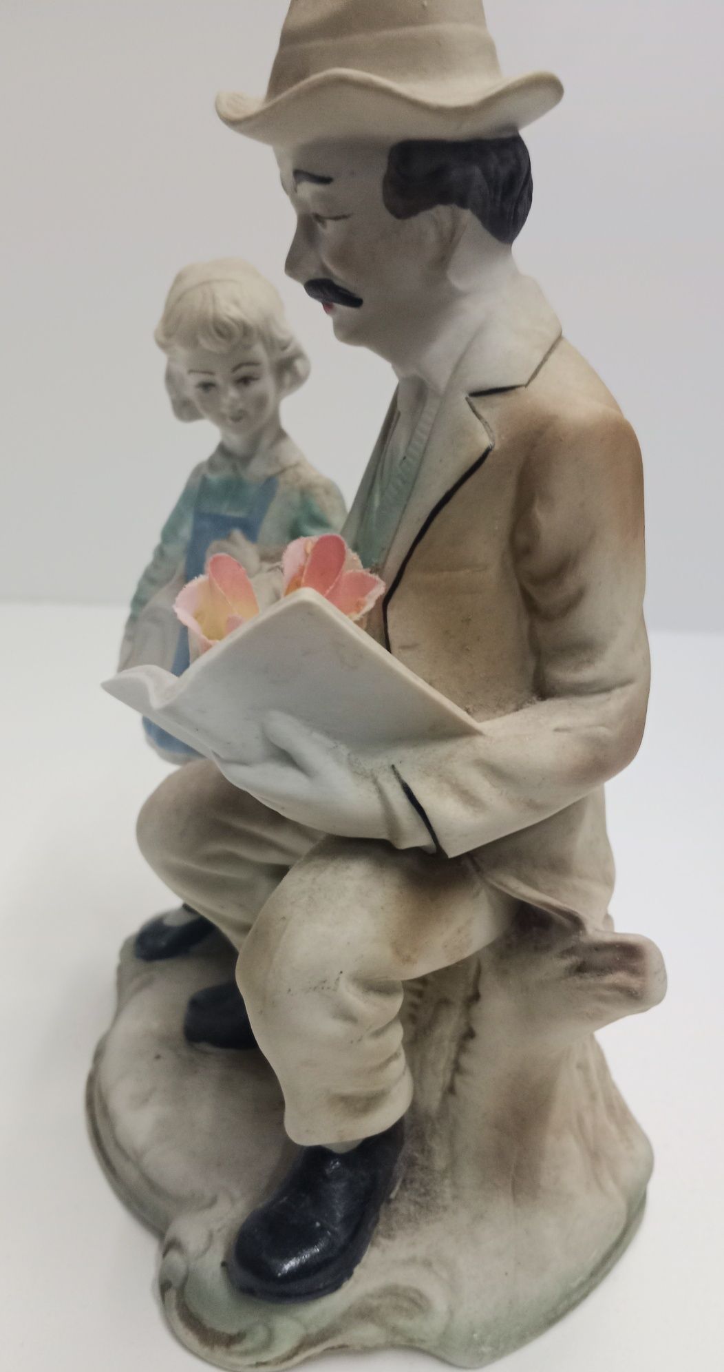 Figurka porcelanowa. Mężczyzna z dziewczynką. Z czasów PRL-u