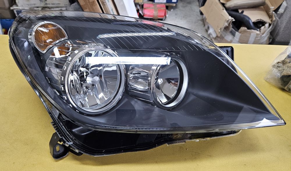 Opel Astra H III nowa przednia prawa lampa Hella