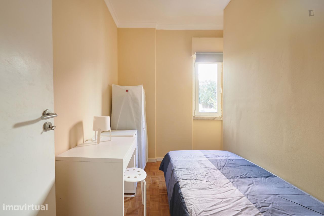 553527 - Quarto com cama de solteiro em...