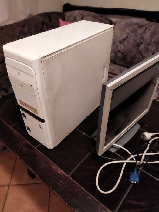 Komputer stary z monitorem