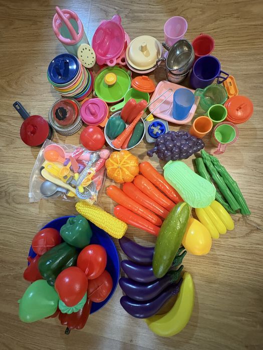 Дитячі іграшки, овочі фрукти посуд