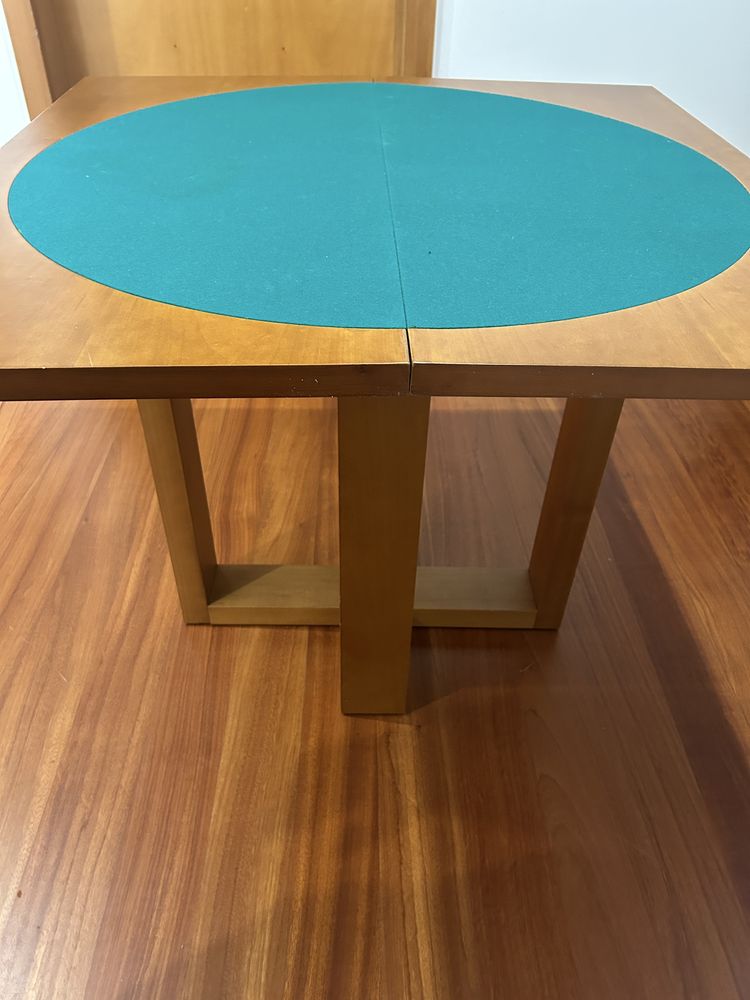 Mesa de jogo em madeira