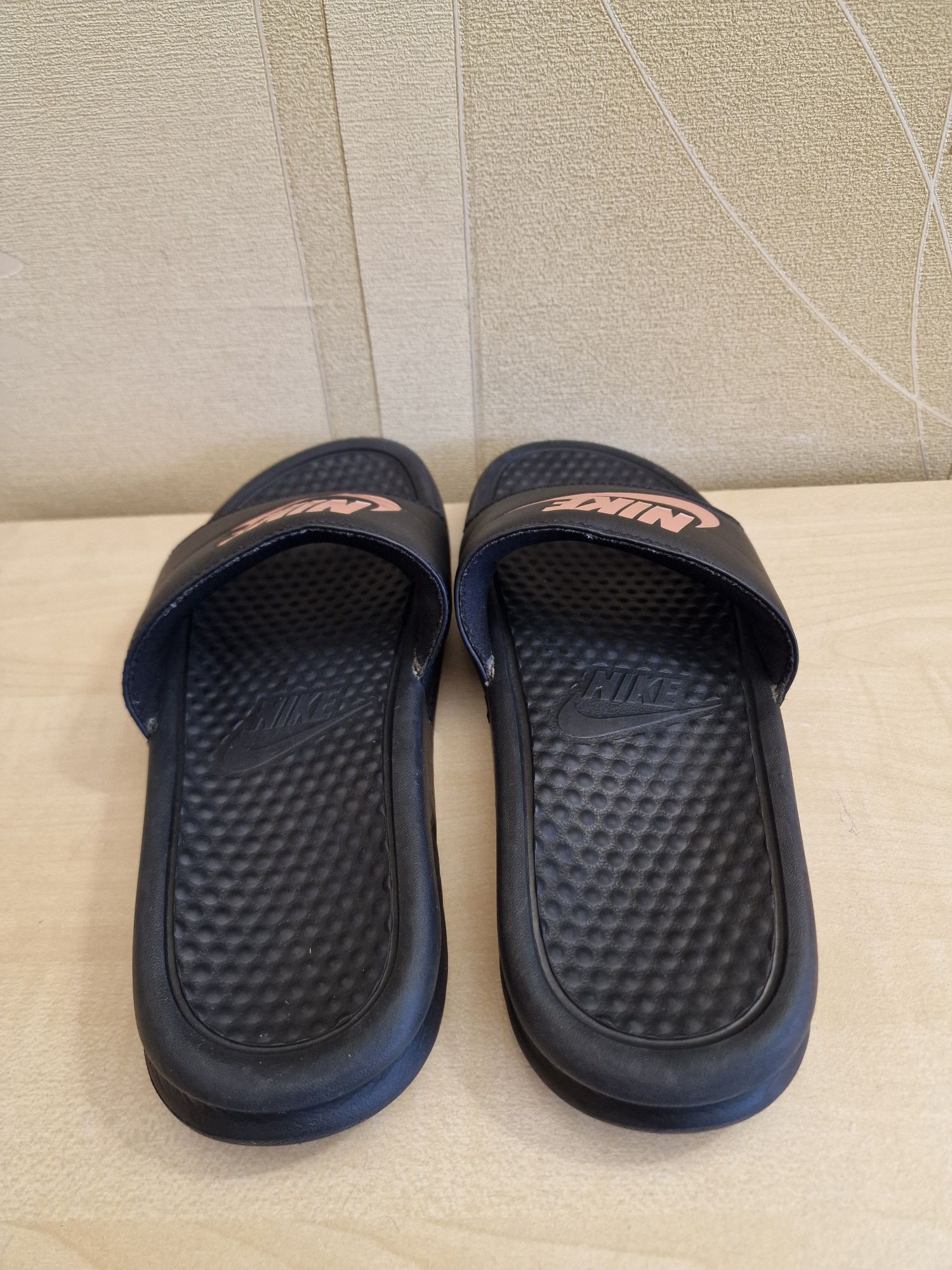 Шльопанці Nike Benassi оригінал розмір 38