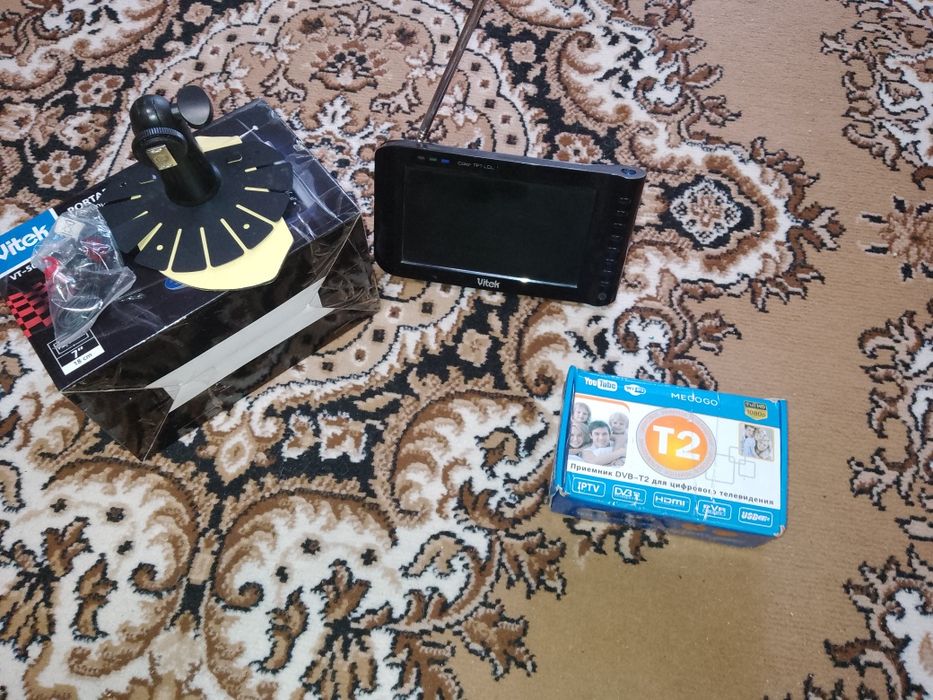 Маленький телевізор з т2 у заводській упаковці