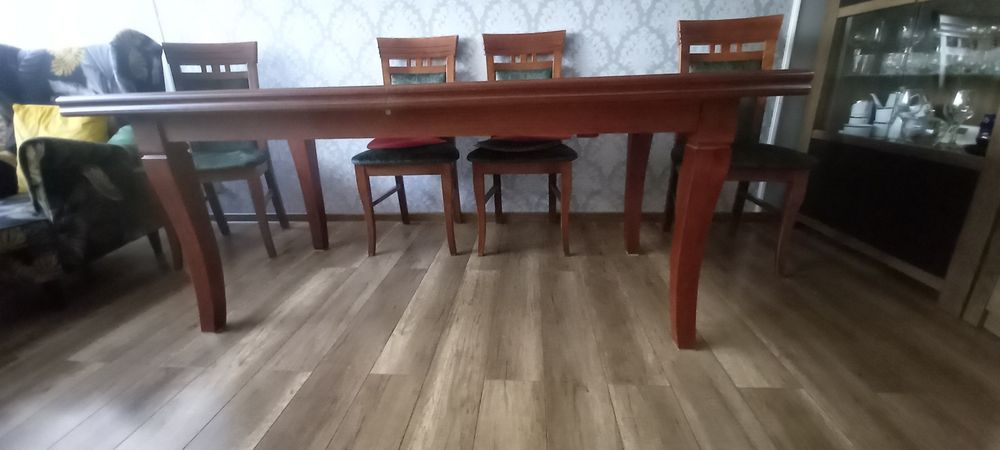 Stół drewniany do jadalni