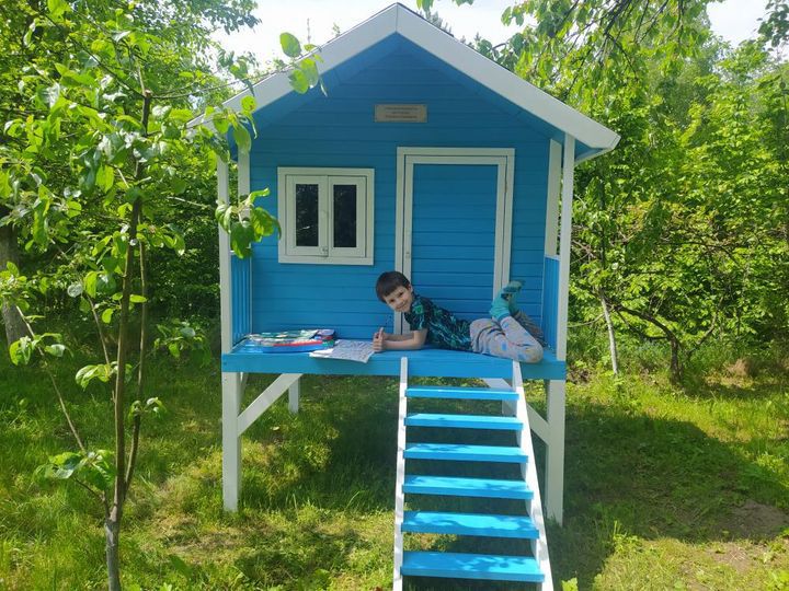 Дитячий будиночок з дерева