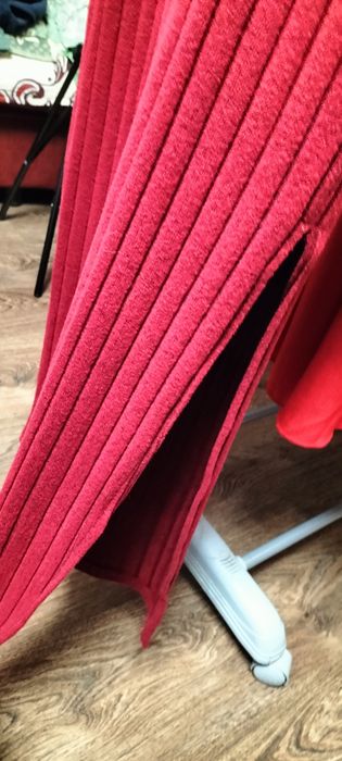 Сукня в рубчик з вирізом збоку