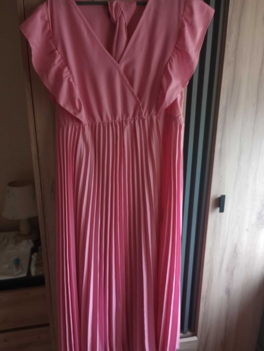 Mam do sprzedania trzy nowe sukienki.