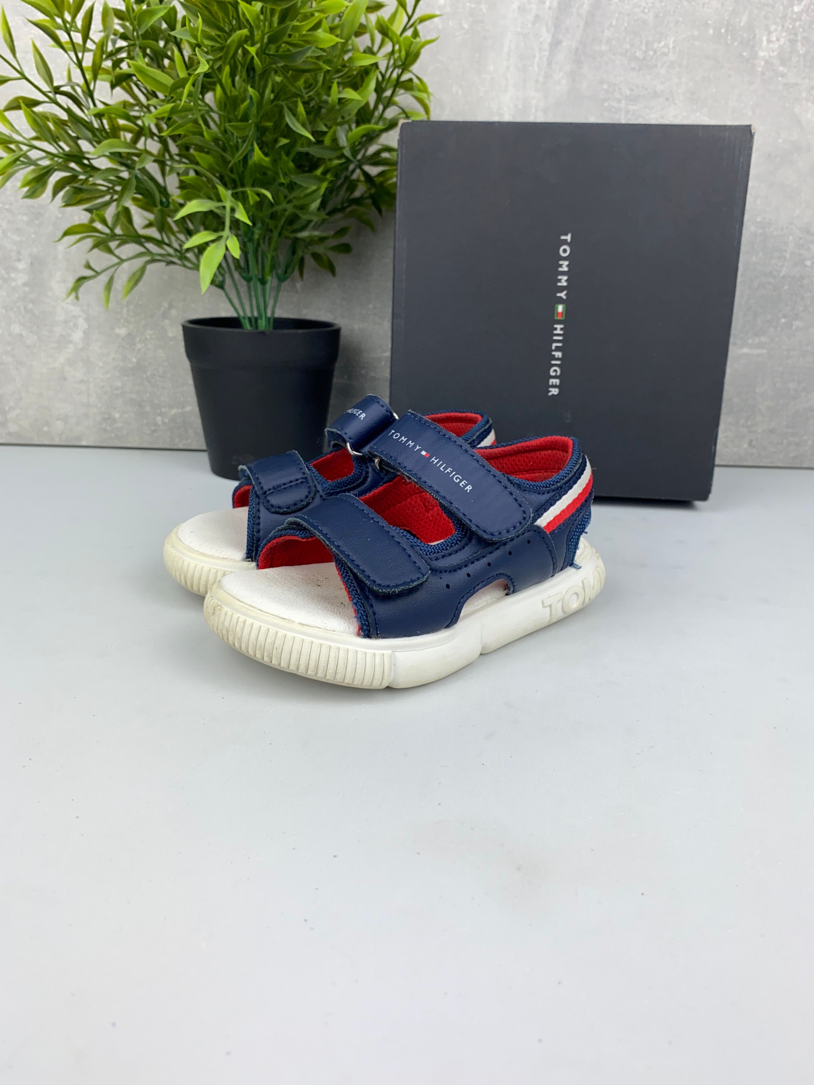 Bardzo dobre / buty sandały / Tommy Hilfiger / r. 23