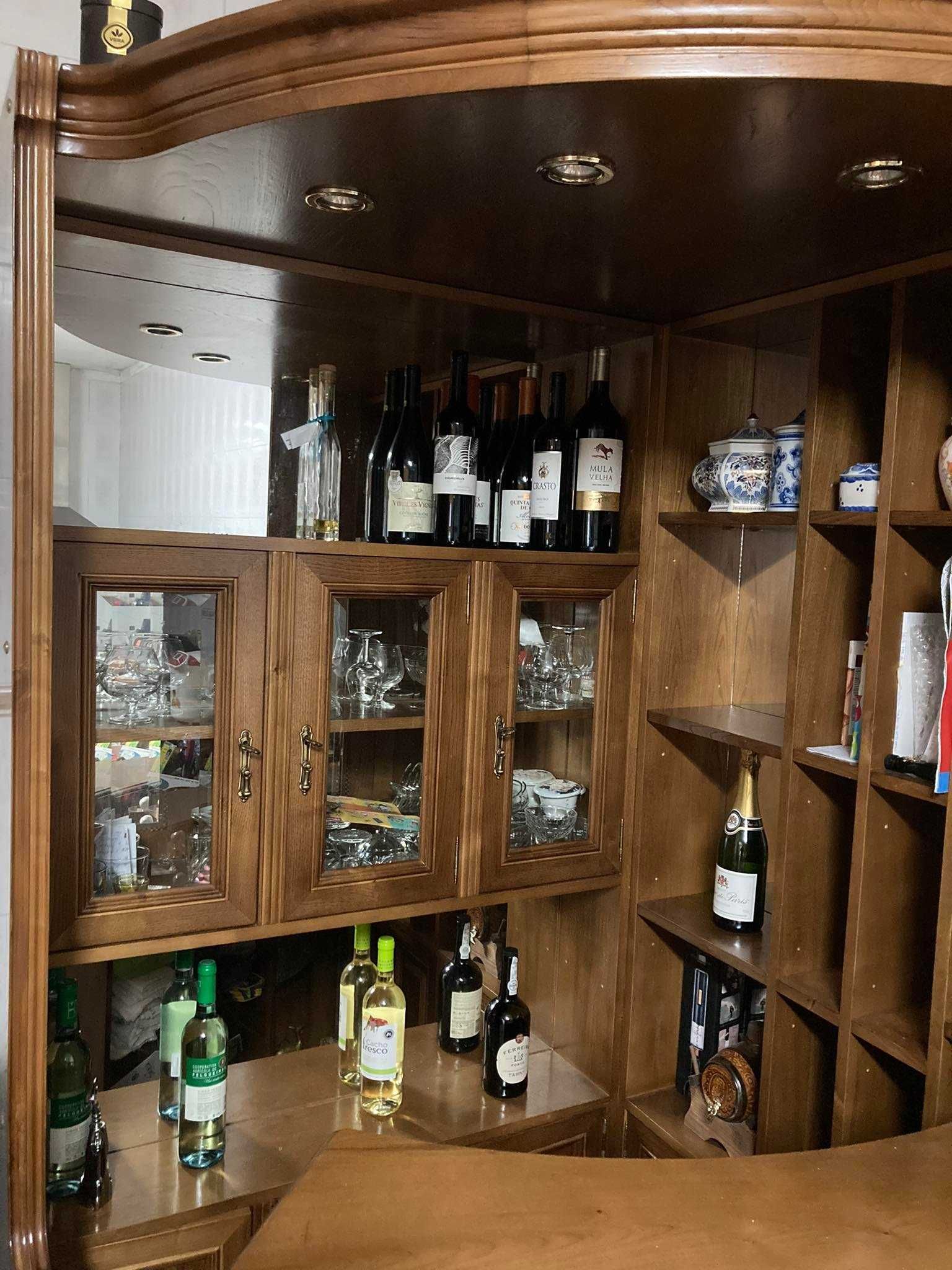 Bar Garrafeira com espelhos e luzes