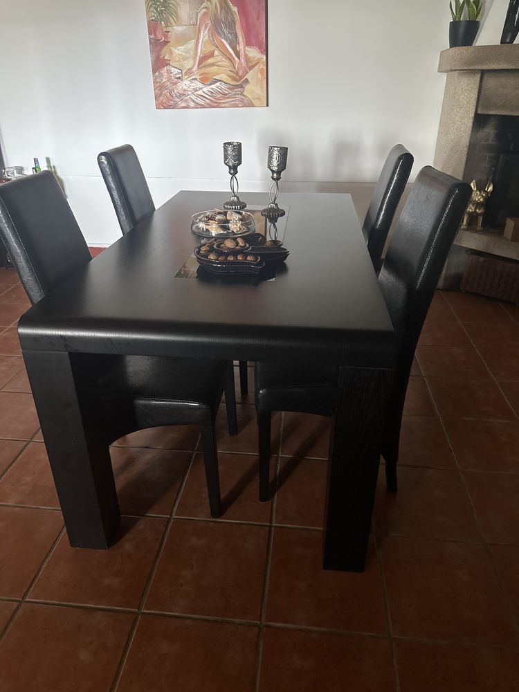 Mesa de sala e 4 cadeiras