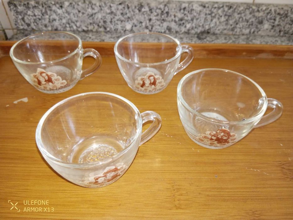 4 chávenas para café, tema casais históricos