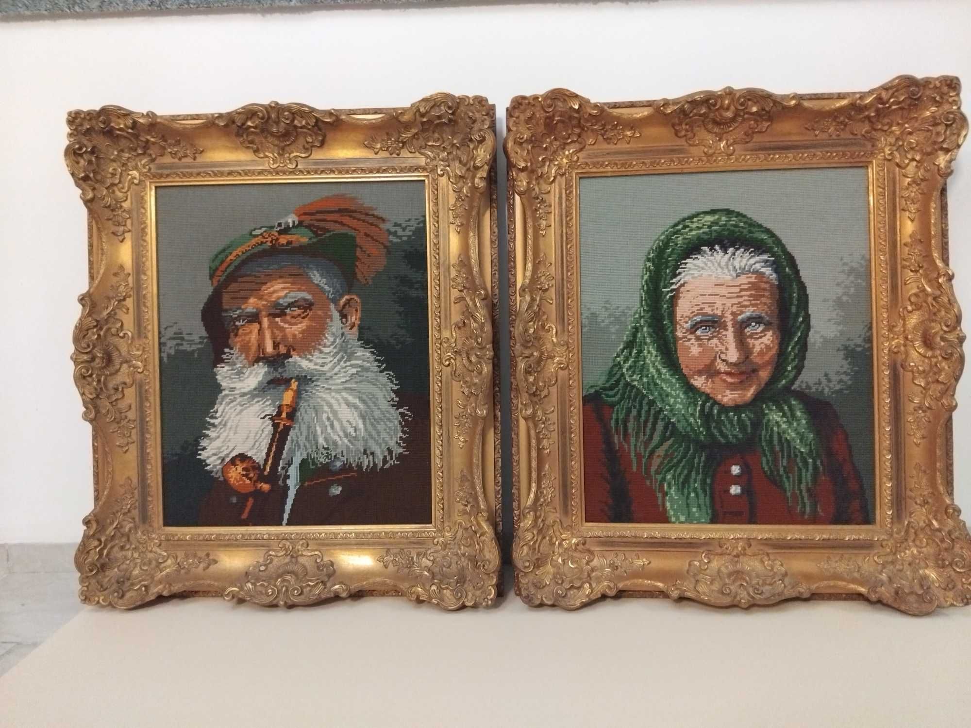Dwa obrazy, hafty krzyżykowe w ozdobnych ramach drewnianych.